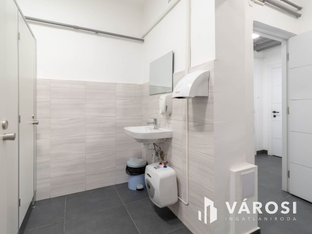 Fáy utcai irodaépületben földszinti, 16 m2-es iroda kiadó